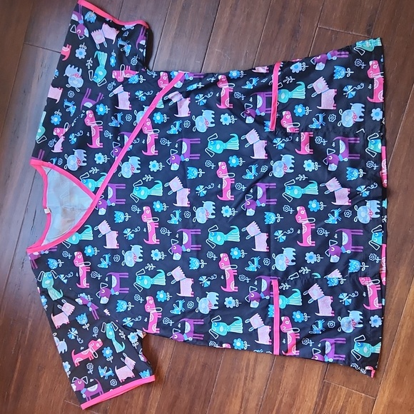 Scrub tops 3 pack and 1 pair black & 1 pair pink scrub pants gently loved - Picture 4 of 6